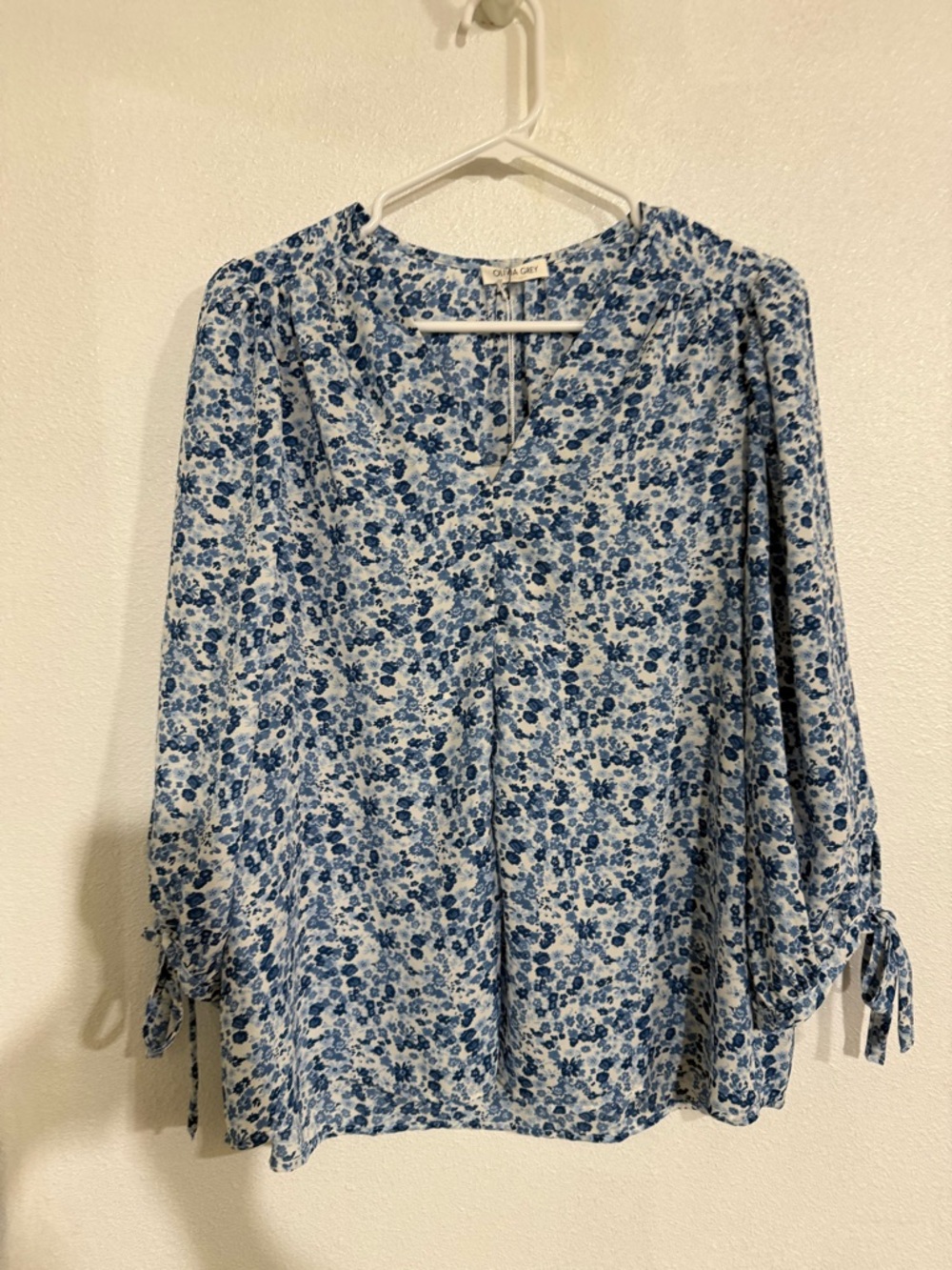 Olivia Grey Blue Floral Tie-Sleeve Women’s Top NWT